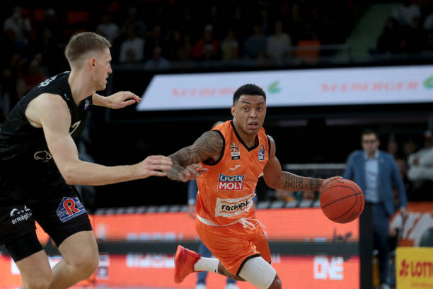 依然留在拜 依然留在拜